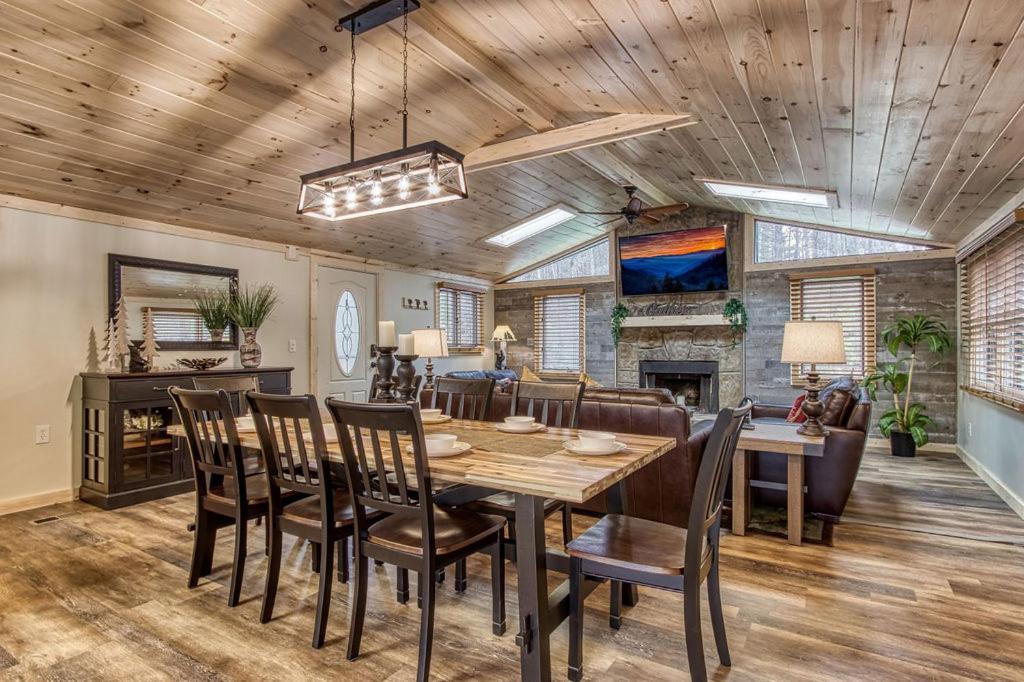 Whispering Winds, Hot Tub, Game Room, Wifi, 1089 Free Tickets Each Paid Day, Dollywood And More Gatlinburg Esterno foto