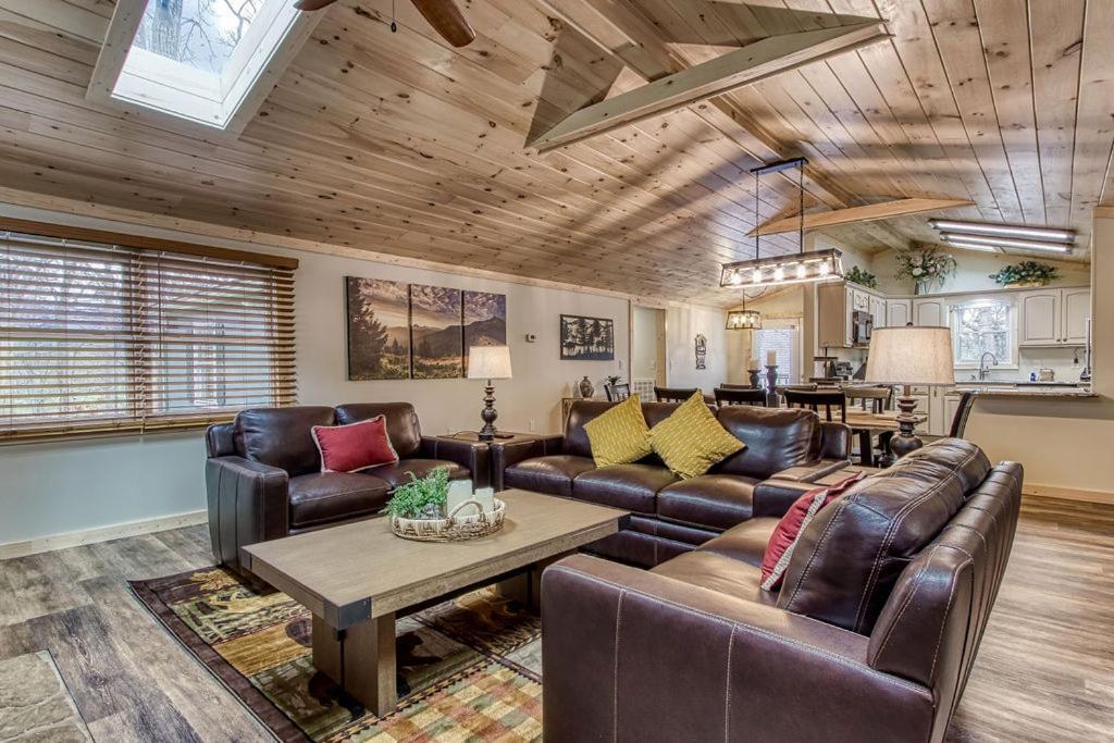 Whispering Winds, Hot Tub, Game Room, Wifi, 1089 Free Tickets Each Paid Day, Dollywood And More Gatlinburg Esterno foto