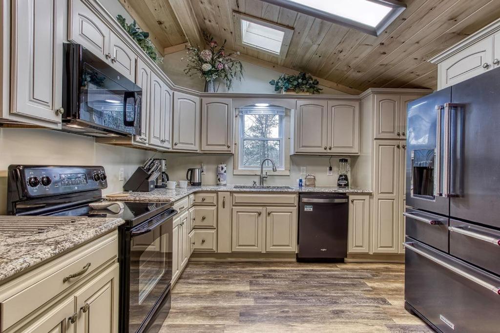 Whispering Winds, Hot Tub, Game Room, Wifi, 1089 Free Tickets Each Paid Day, Dollywood And More Gatlinburg Esterno foto