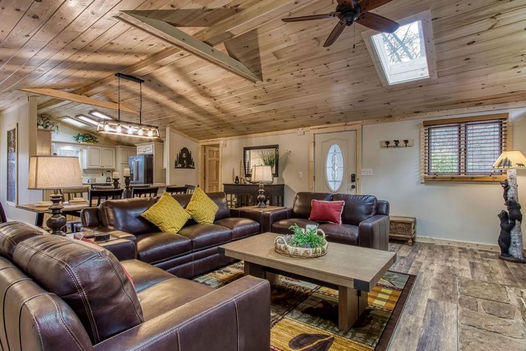 Whispering Winds, Hot Tub, Game Room, Wifi, 1089 Free Tickets Each Paid Day, Dollywood And More Gatlinburg Esterno foto