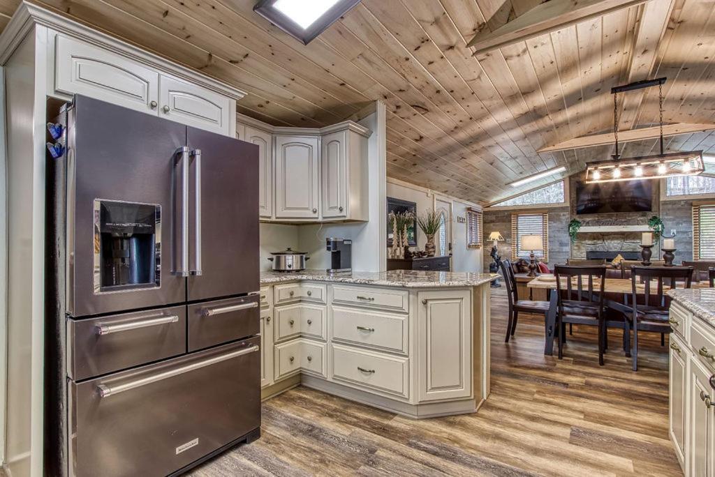 Whispering Winds, Hot Tub, Game Room, Wifi, 1089 Free Tickets Each Paid Day, Dollywood And More Gatlinburg Esterno foto