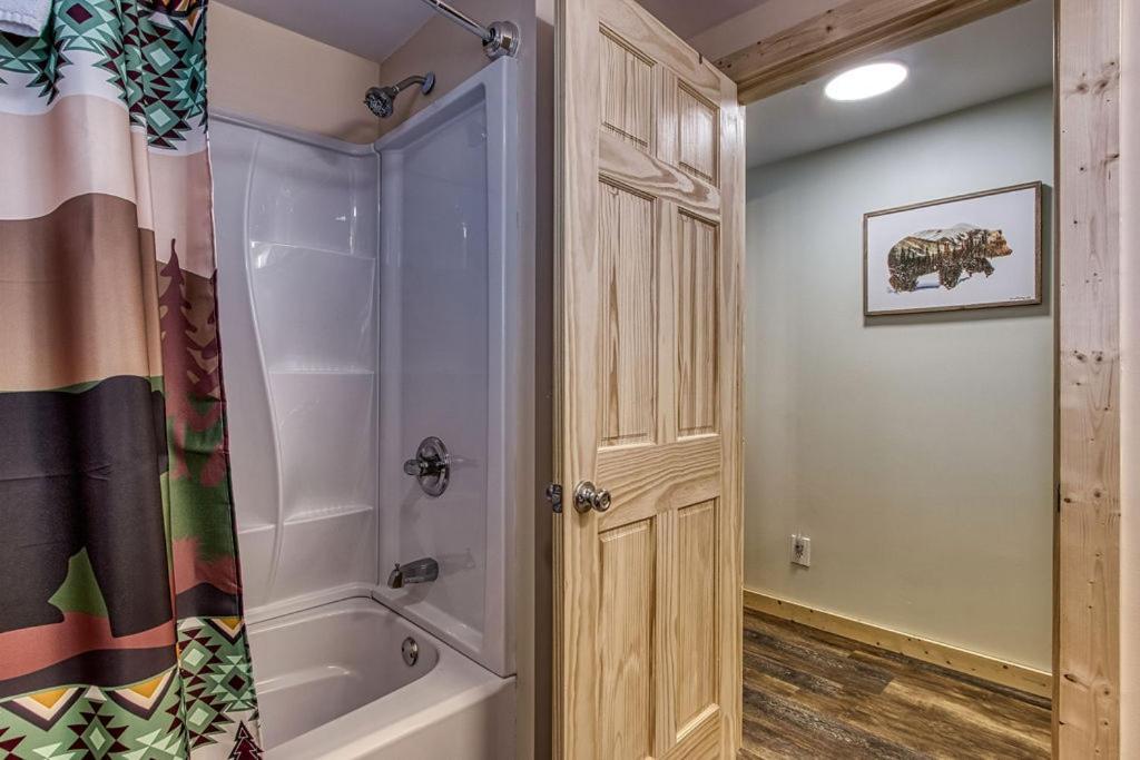 Whispering Winds, Hot Tub, Game Room, Wifi, 1089 Free Tickets Each Paid Day, Dollywood And More Gatlinburg Esterno foto