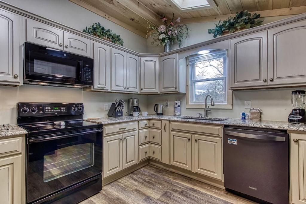 Whispering Winds, Hot Tub, Game Room, Wifi, 1089 Free Tickets Each Paid Day, Dollywood And More Gatlinburg Esterno foto