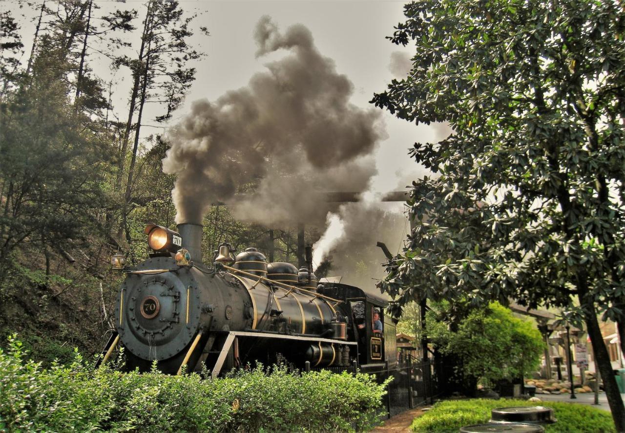 Whispering Winds, Hot Tub, Game Room, Wifi, 1089 Free Tickets Each Paid Day, Dollywood And More Gatlinburg Esterno foto