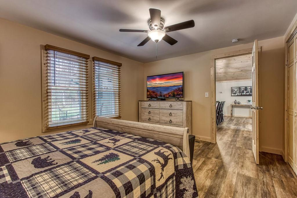 Whispering Winds, Hot Tub, Game Room, Wifi, 1089 Free Tickets Each Paid Day, Dollywood And More Gatlinburg Esterno foto