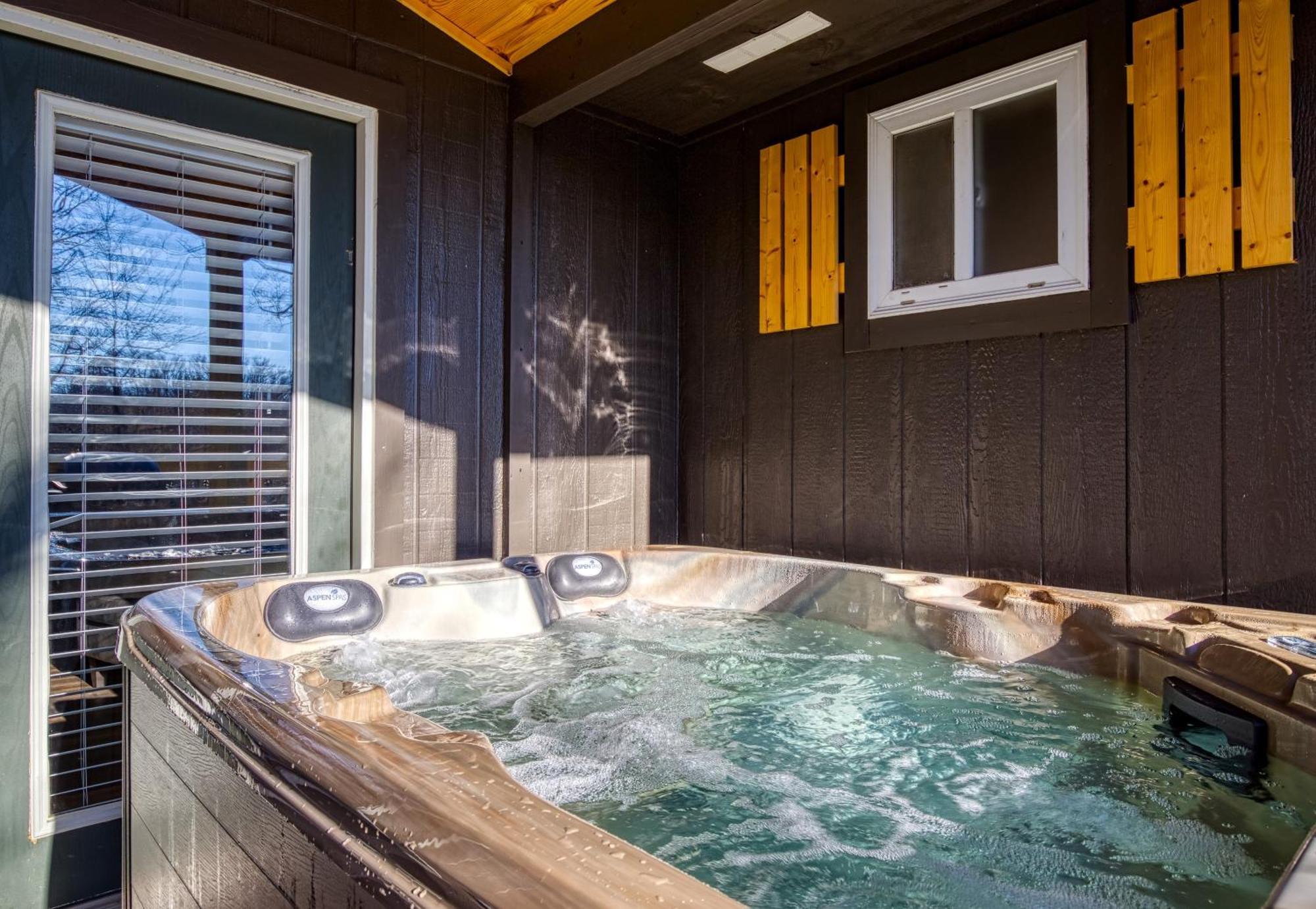 Whispering Winds, Hot Tub, Game Room, Wifi, 1089 Free Tickets Each Paid Day, Dollywood And More Gatlinburg Esterno foto