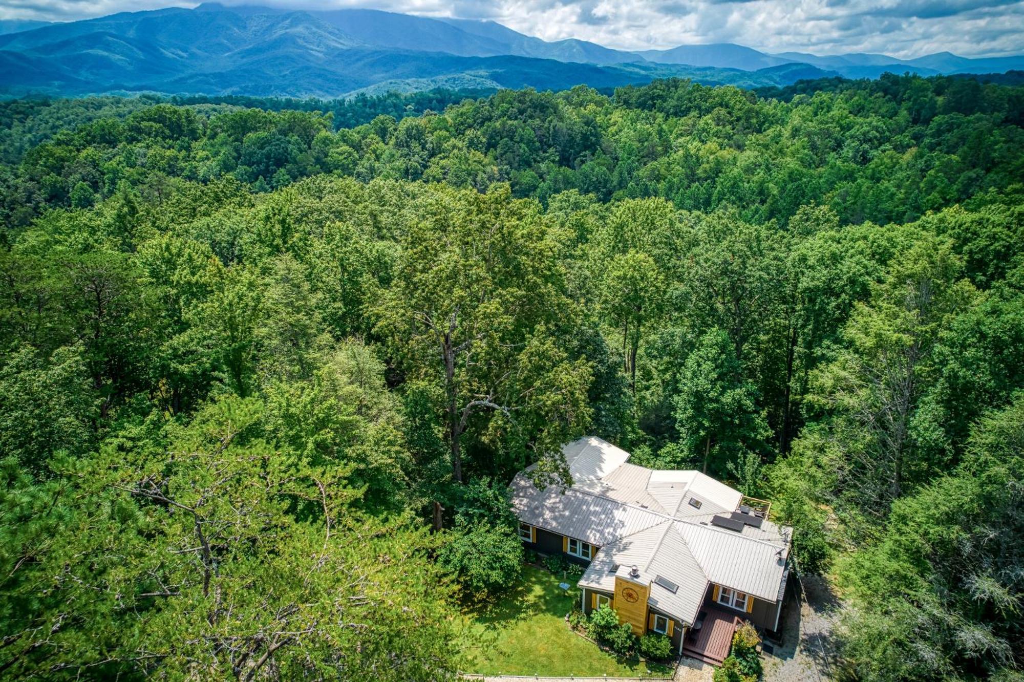 Whispering Winds, Hot Tub, Game Room, Wifi, 1089 Free Tickets Each Paid Day, Dollywood And More Gatlinburg Esterno foto